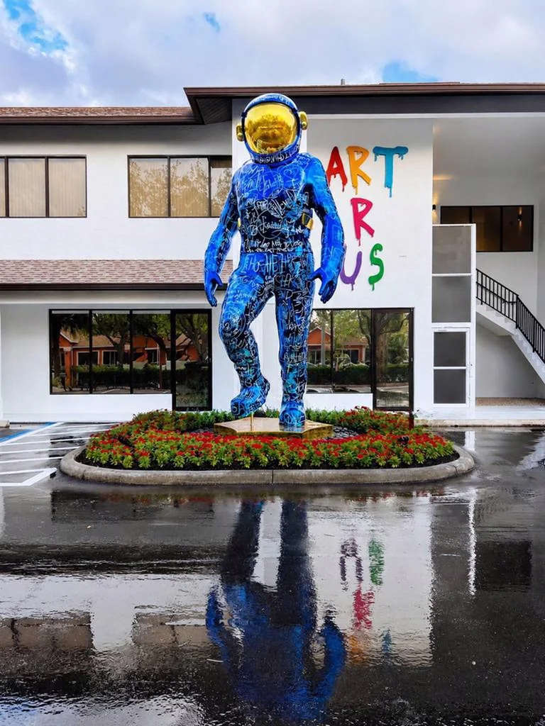 Brendan Murphy’s monumental Boonji Spaceman outside Art R us in Naples, Florida